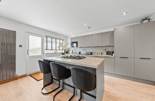 Livingston House | Modern 2-BR Sleeps 4 Near Edinburgh Parking