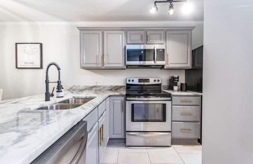 Southeast Raleigh House | Modern 2 en suite townhome near DT Raleigh