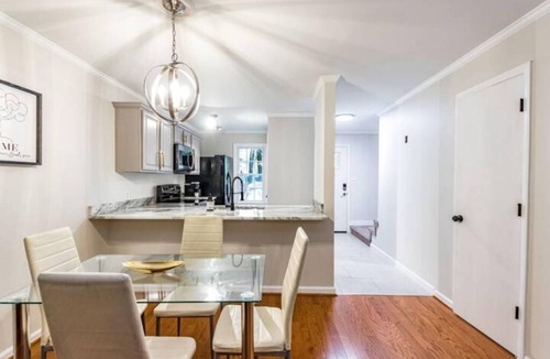 Southeast Raleigh House | Modern 2 en suite townhome near DT Raleigh