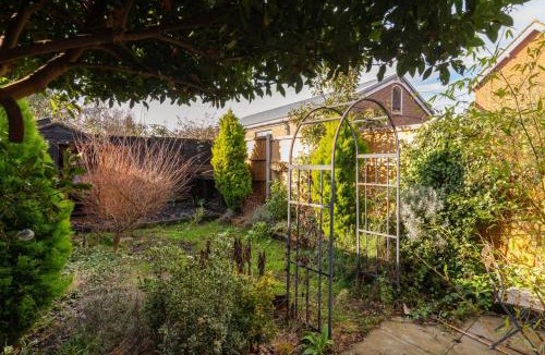 Grasby House | Modern 2BD Victorian Home Near Town Centre