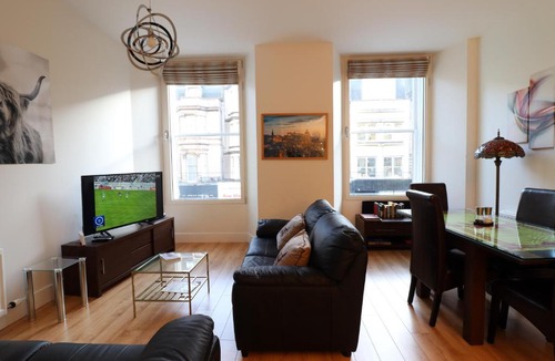 West End Apartment | Modern 2bed 2bath flat near Princes street