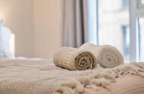 Marlborough Apartment | Modern 2BR - 4 Stops to Wembley - Sleeps 8
