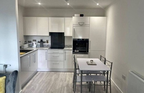 Christchurch Apartment | Modern 2BR Apartment with Balcony & Secure Parking