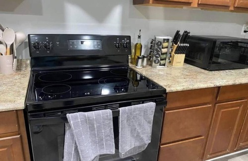 Asheboro House | Modern 2BR Aparment near NC ZOO w/Parking