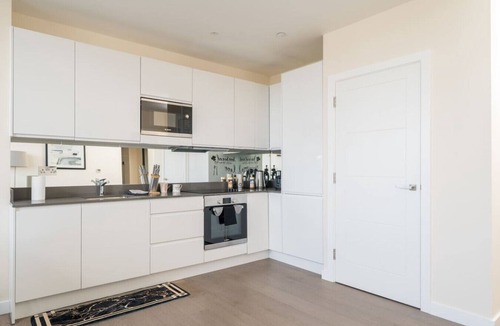London Borough of Bromley Apartment | Modern 2BR Apt | Top Bromley Location