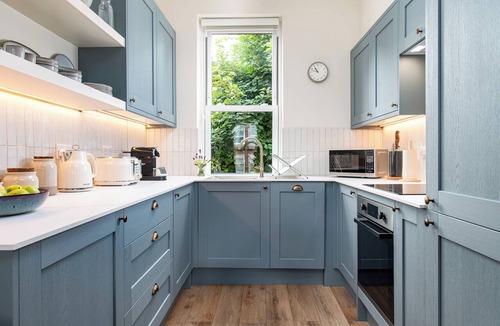 Cotham Apartment | Modern 2BR Flat | Walk to Clifton | Free Parking