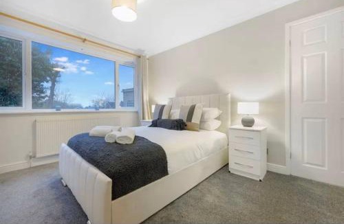 Middlesbrough House | Modern 2BR Middlesbrough Parking