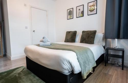 Edgware Apartment | Modern 3 Bed Flat - 3 En-Suites - Parking - near Wembley