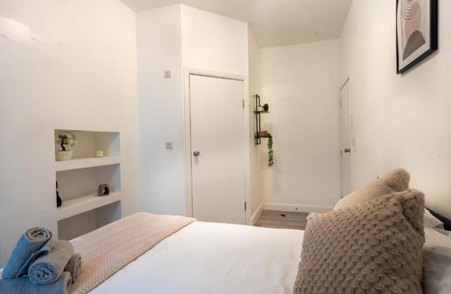 Edgware Apartment | Modern 3 Bed Flat - 3 En-Suites - Parking - near Wembley