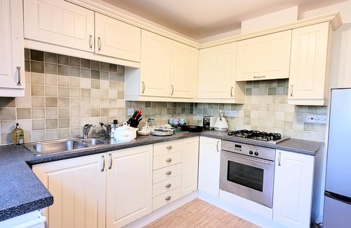 Ashford House | Modern 3-Bedroom ComfortStay – Perfect Ashford Retreat & Relaxation