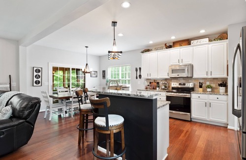 Concord House | Modern 3 Bedroom Home w/Gorgeous outside patio!