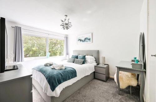 Epping Apartment | Modern 3-Bedroom Maisonnette with Parking in Epping