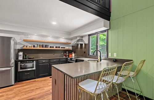 West Jefferson House | Modern 3-bedroom house with EV Charger in West Jefferson