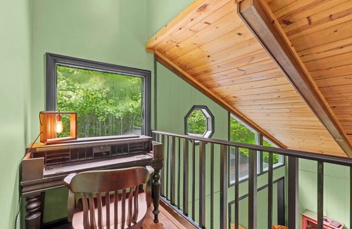 West Jefferson House | Modern 3-bedroom house with EV Charger in West Jefferson