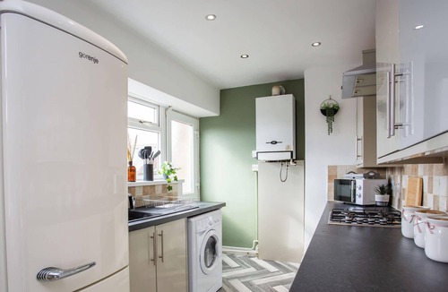 Heaton House | Modern 3BR Home - Sleep 6 - Contractors & Families