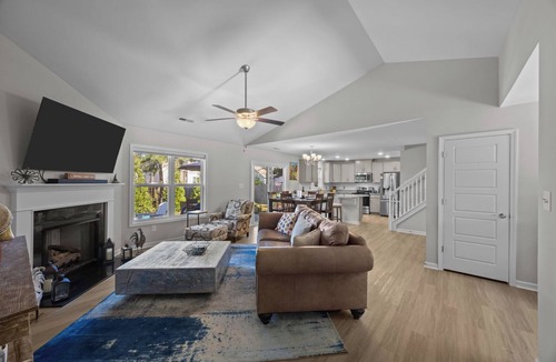 James City House | Modern 3BR Home w/Backyard, Firepit & Near DT