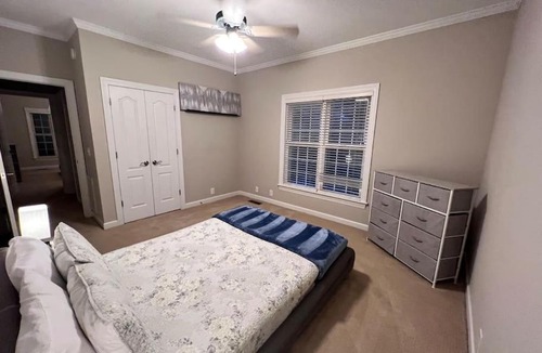 Olivia House | Modern 3br Lake front home