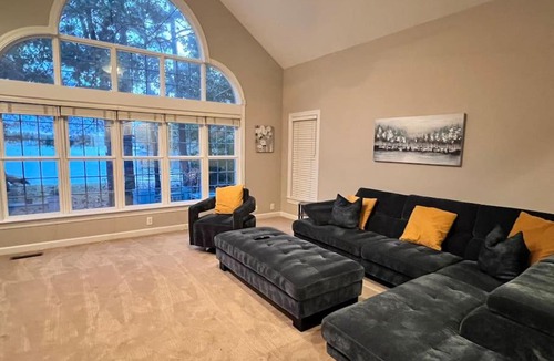 Olivia House | Modern 3br Lake front home