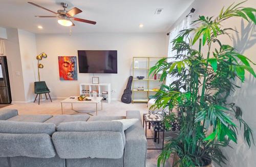 Cary House | Modern 3BR Townhouse Near RDU & Hospitals