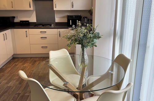 Wolverhampton House | Modern 4-Bed Home in Wolverhampton/Comfort, Flexibility & Shared Spaces