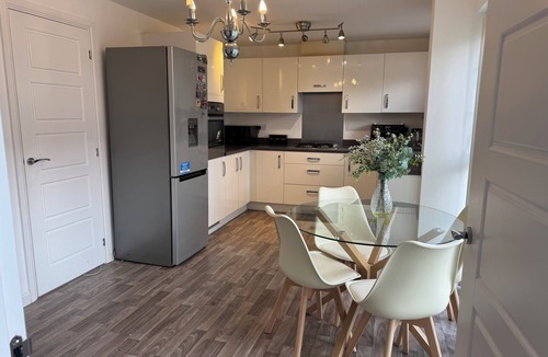 Wolverhampton House | Modern 4-Bed Home in Wolverhampton/Comfort, Flexibility & Shared Spaces