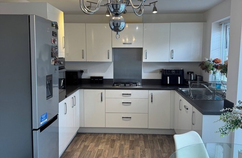 Wolverhampton House | Modern 4-Bed Home in Wolverhampton/Comfort, Flexibility & Shared Spaces