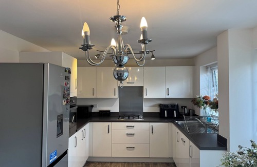 Wolverhampton House | Modern 4-Bed Home in Wolverhampton/Comfort, Flexibility & Shared Spaces