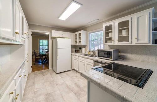 Greensboro House | Modern 4 Bedroom pets welcome