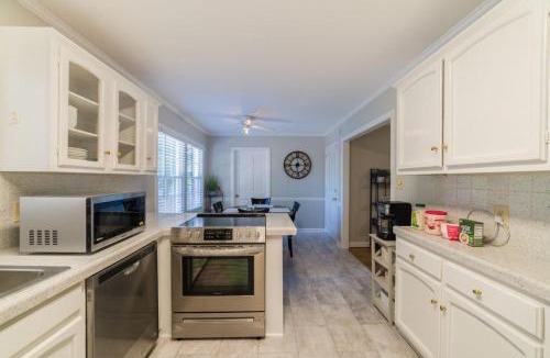 Greensboro House | Modern 4 Bedroom pets welcome
