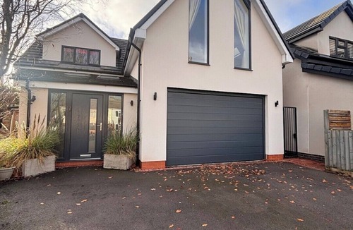 Winterbourne House | Modern 4BR House for Families and Groups