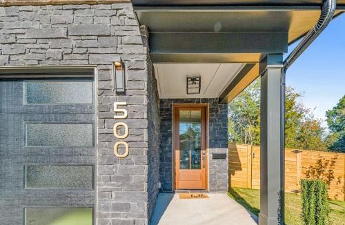 Charlotte House | Modern 4BR Retreat in Uptown!