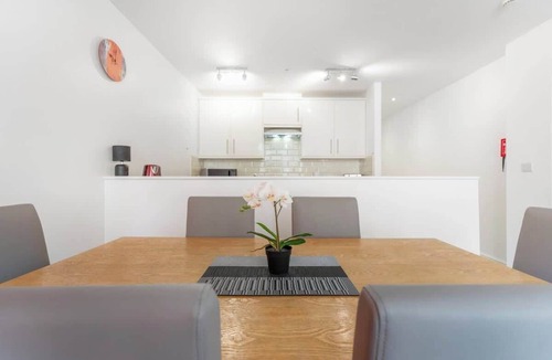 Thornaby On Tees Apartment | Modern 5 Bed Flat in Thornaby Road For Big Groups