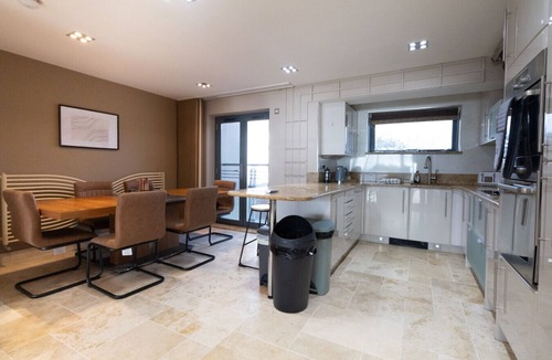 Castle House | Modern 5-bed townhouse with balconies and free parking