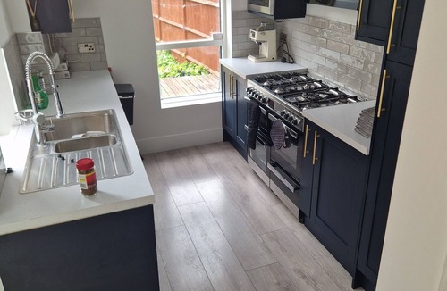 Thornton Heath House | Modern 5 Bedroom House with Parking