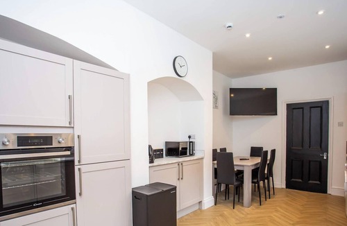 Sunderland House | Modern 6BR Sunderland Home | Sleeps 12 | Parking
