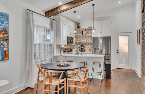 Germantown House | Modern and Cozy Bungalow Near City Center