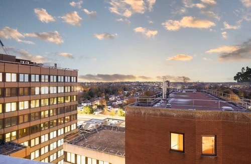 London Borough of Bromley Apartment | Modern Apartment with Office Space in Bromley