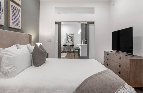 Second Ward Apartment | Modern Apartment in Prime Location (ID5175X53)
