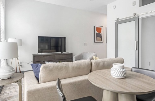 Second Ward Apartment | Modern Apartment in Prime Location (ID5335X22)
