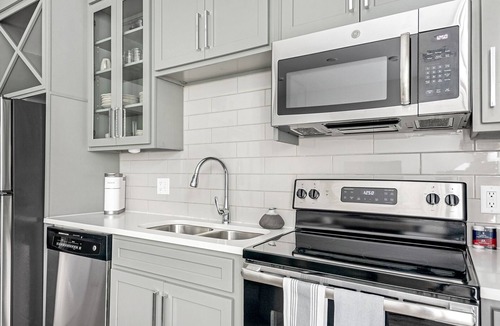 Second Ward Apartment | Modern Apartment in Prime Location (ID5335X22)
