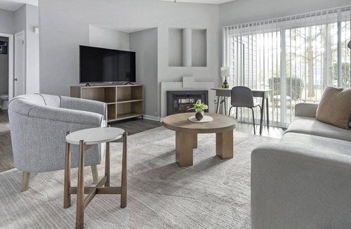 Charlotte Apartment | Modern Apartment in Prime Location (ID1380X183)