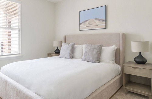 Crabtree Apartment | Modern Apartment in Prime Location (ID1267X878)