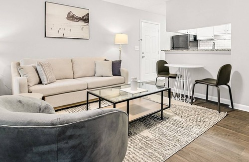 New Irving Park Apartment | Modern Apartment in Prime Location (ID6735X37)