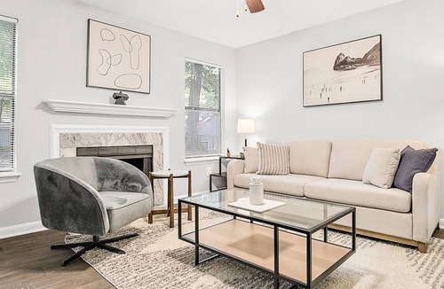 New Irving Park Apartment | Modern Apartment in Prime Location (ID6735X37)