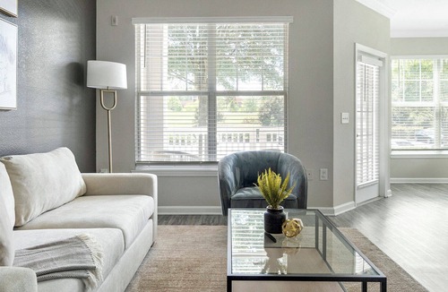 Raleigh Apartment | Modern Apartment in Prime Location (ID1015X187)