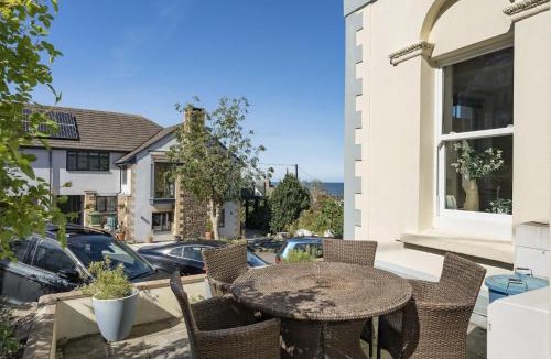 Westward Ho Apartment | Modern Apartment Private Parking Walk to Beach