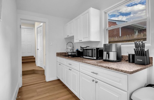 Portsmouth Apartment | Modern Apartment Stay with Fast Wi-Fi and Workspace