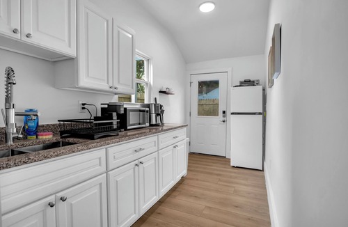 Portsmouth Apartment | Modern Apartment Stay with Fast Wi-Fi and Workspace
