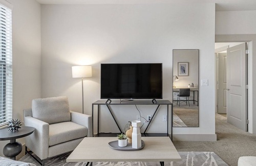 Crestline Heights Apartment | Modern Apartment in Prime Location (ID3573X89)