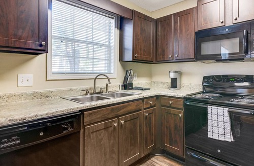 Winston - Salem Apartment | Modern Apartment in Prime Location (ID8459X88)